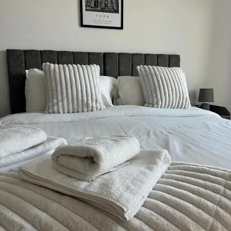 Apartment With Free Parking & Gym! *