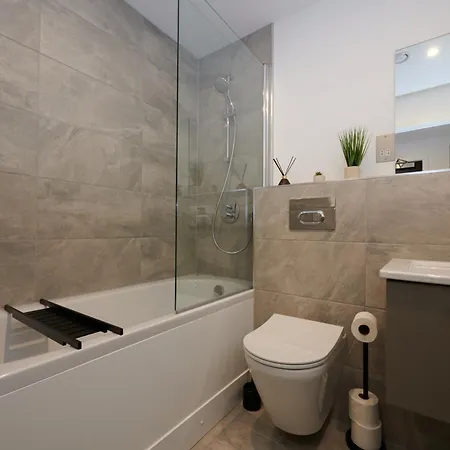 With Free Parking & Gym! Apartment