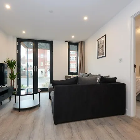 With Free Parking & Gym! * York